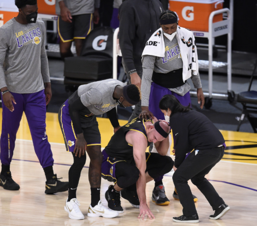 alex-caruso-alami-gegar-otak-saat-lawan-rockets