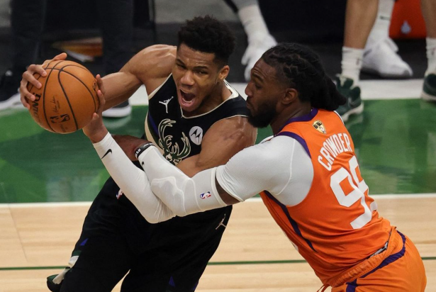 peraturan-double-dribble-yang-sering-terjadi-di-basket